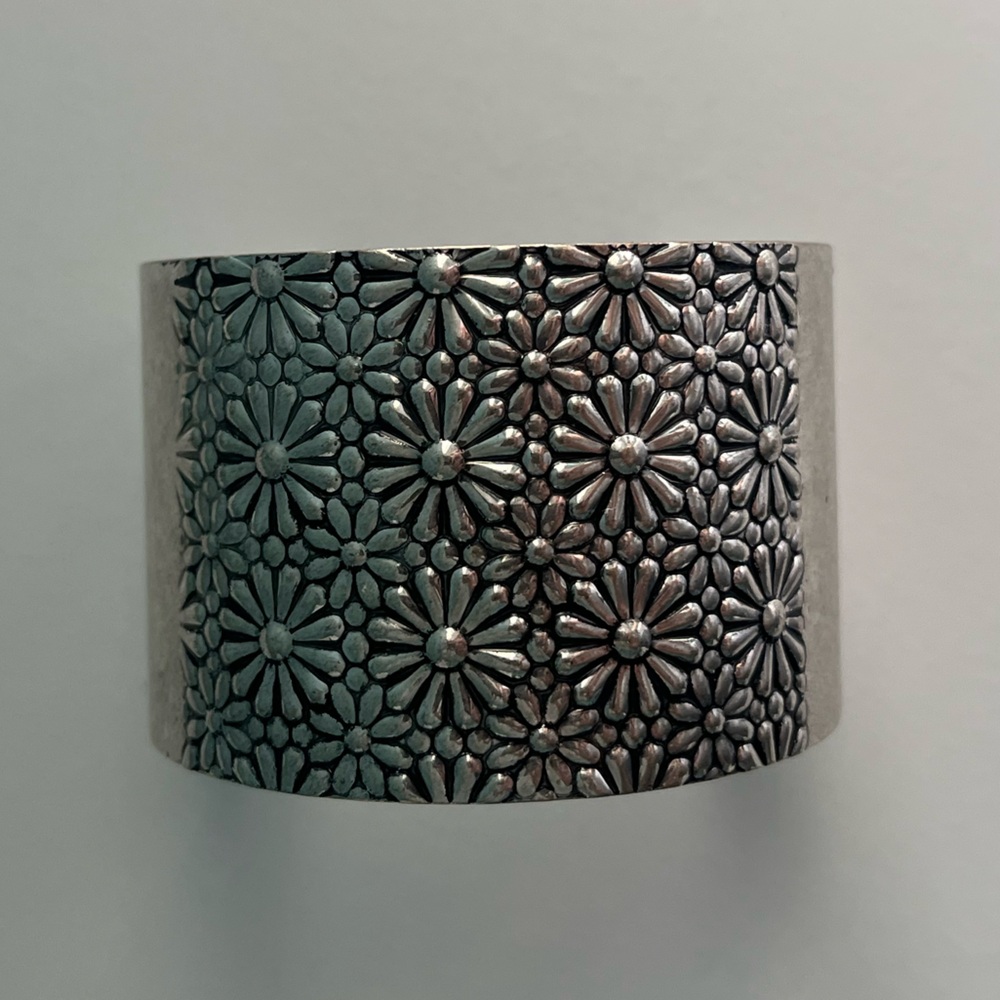 Vintage SilverTone Daisy Cuff Bracelet - Picture 2 of 6